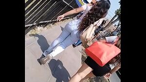 Rico booty de jovencita universitaria de Los Olivos en jean apretado